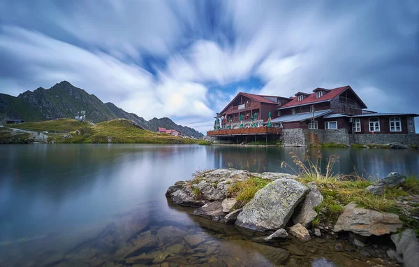 Balea-Hütte am Bergsee — Stockfoto