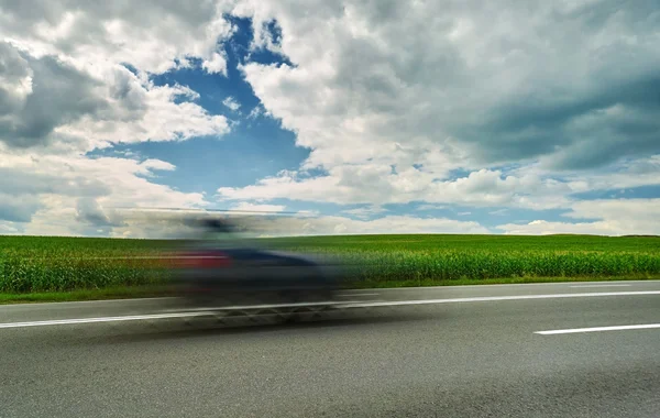 Carro em movimento de alta velocidade — Fotografia de Stock