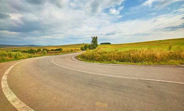 Paesaggio stradale curvo — Foto Stock