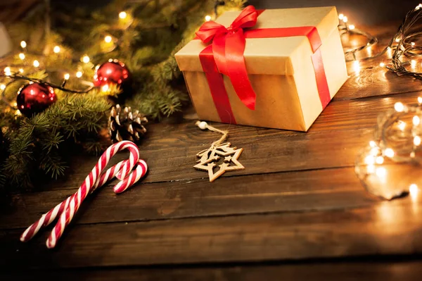 Noel kartı, kediye yakın, koni ve hediyeli köknar ağacı..