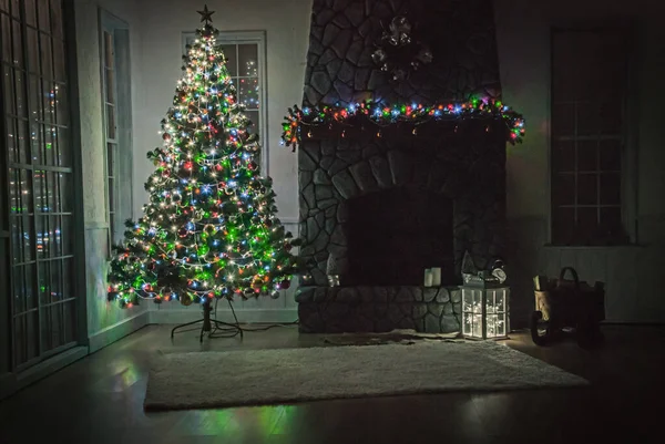 Modern iç tasarımda Noel ve Yeni Yıl ağacı