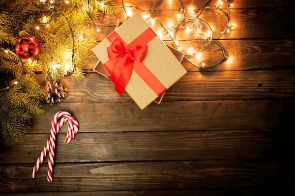 Noel kartı, kediye yakın, koni ve hediyeli köknar ağacı..