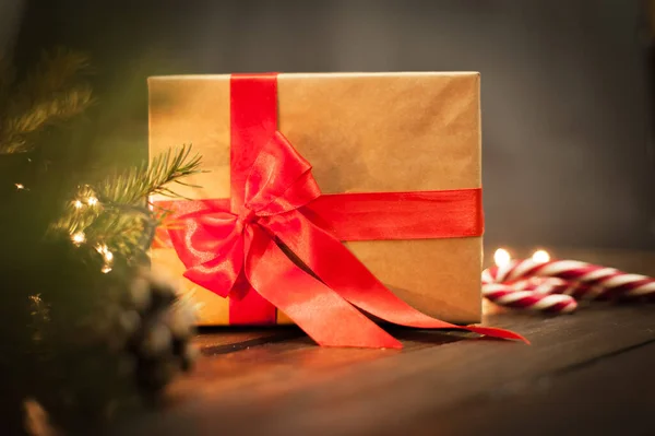 Різдвяна Листівка Крупним Планом Котом Ялинка Шишками Подарунками — стокове фото