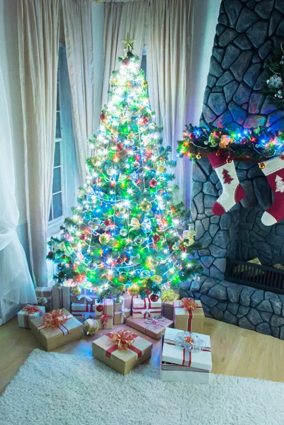 Χριστουγεννιάτικο Και Πρωτοχρονιάτικο Δέντρο Μοντέρνο Σχεδιασμό Εσωτερικών Χώρων — Φωτογραφία Αρχείου
