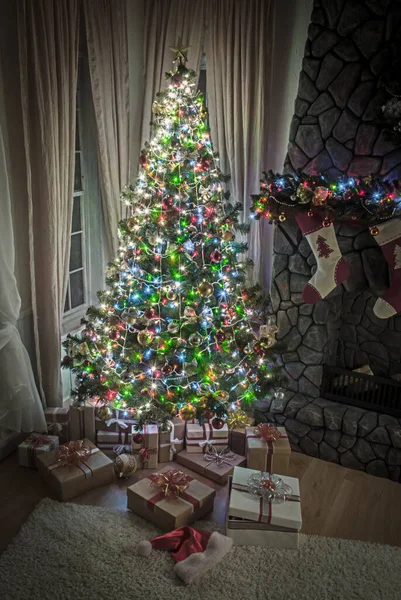 Modern iç tasarımda Noel ve Yeni Yıl ağacı