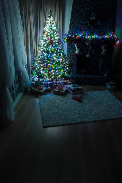 Karácsonyfa Szilveszter Modern Belsőépítészetben — Stock Fotó