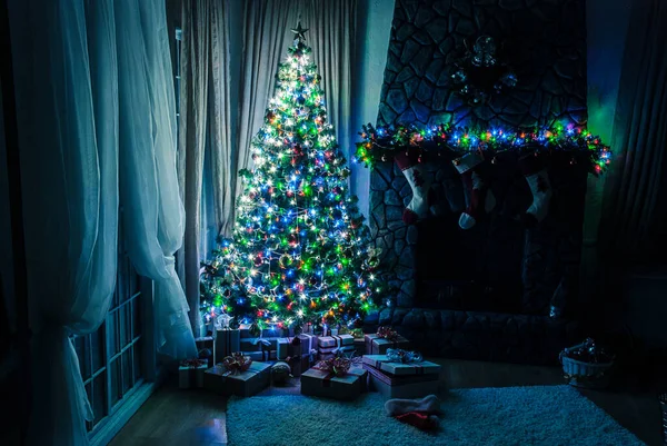 Χριστουγεννιάτικο Και Πρωτοχρονιάτικο Δέντρο Μοντέρνο Σχεδιασμό Εσωτερικών Χώρων — Φωτογραφία Αρχείου