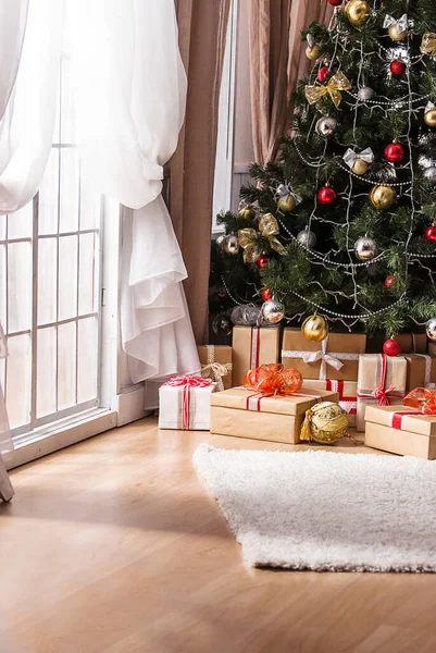 Modern iç tasarımda Noel ve Yeni Yıl ağacı