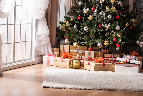 Modern iç tasarımda Noel ve Yeni Yıl ağacı