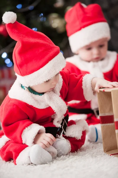 Crianças Vestidas Como Papai Noel Árvore Natal Com Presentes — Fotografia de Stock