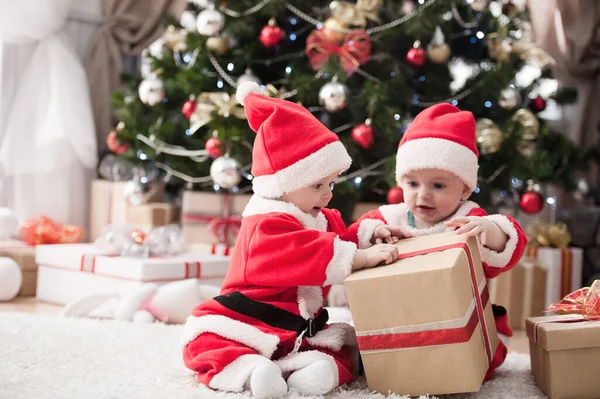 Kinderen Verkleed Als Kerstman Bij Kerstboom Met Geschenken — Stockfoto