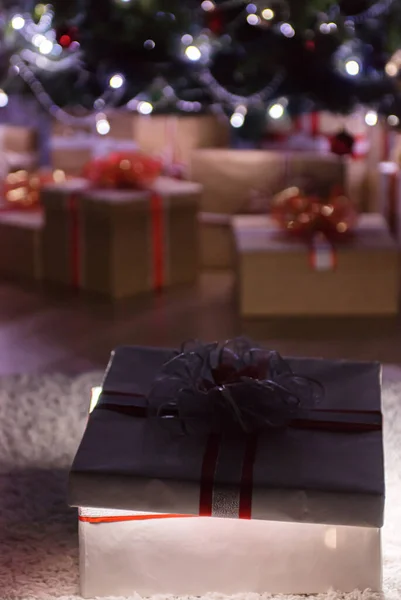 Süslü Noel hediyesi kutusu