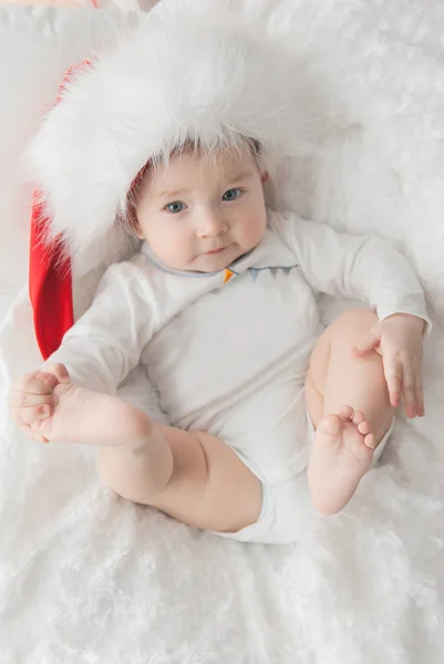 Crianças Vestidas Como Papai Noel Árvore Natal Com Presentes — Fotografia de Stock