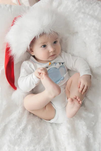 Crianças Vestidas Como Papai Noel Árvore Natal Com Presentes — Fotografia de Stock