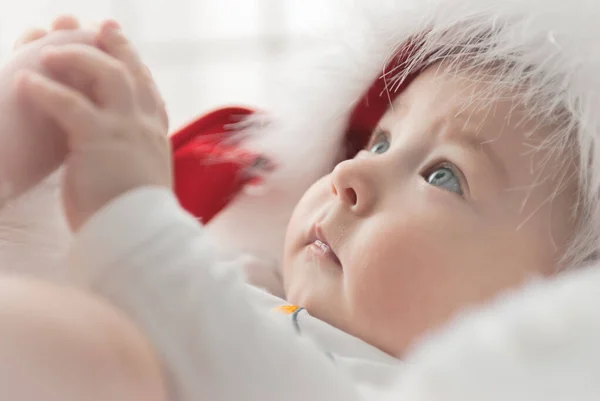 Noel ağacında hediyelerle Noel Baba gibi giyinmiş çocuklar.