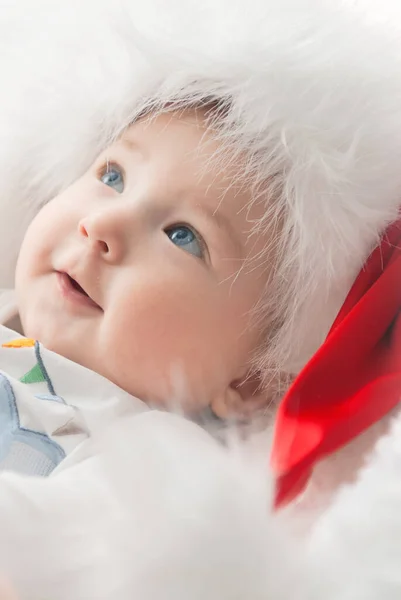 Noel ağacında hediyelerle Noel Baba gibi giyinmiş çocuklar.
