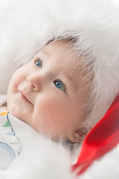 Noel ağacında hediyelerle Noel Baba gibi giyinmiş çocuklar.