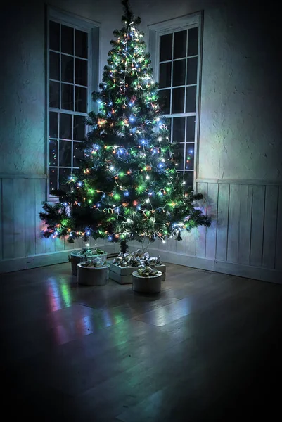 Modern iç tasarımda Noel ve Yeni Yıl ağacı