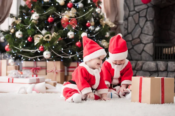 Kinder Verkleiden Sich Als Weihnachtsmann Weihnachtsbaum Mit Geschenken Stockfoto