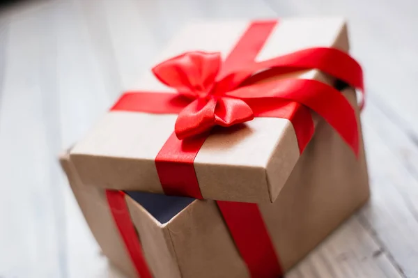Weihnachtsgeschenkbox Mit Dekoration lizenzfreie Stockfotos