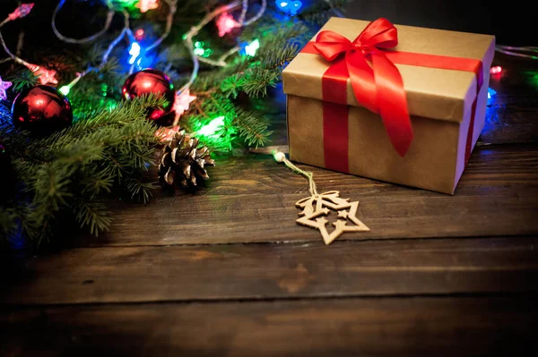Weihnachtsgeschenkbox Mit Dekoration lizenzfreie Stockfotos