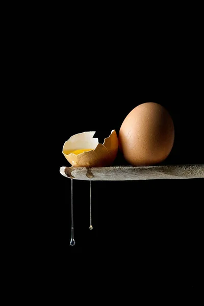 Stillleben Mit Ganzen Eiern Auf Einem Holzlöffel Und Einer Schale — Stockfoto