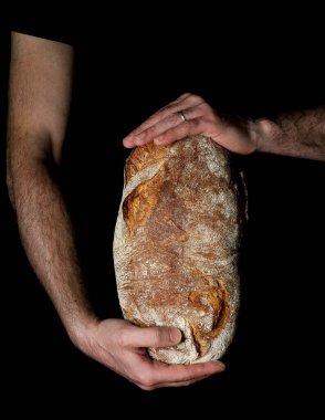 Taze ekmek, elleri karamsardı.