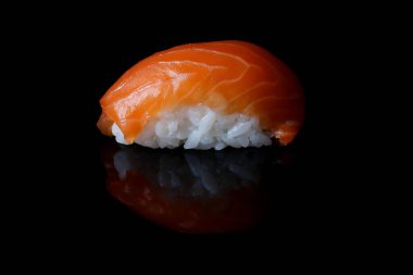 Suşi nigiri yansıtıcı siyah tablet üzerine