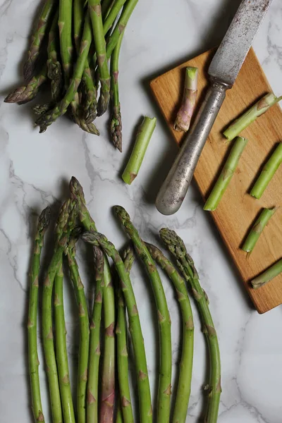 Asperges Avec Planche Découper Bois Couteau Fond Effet Marbre — Photo