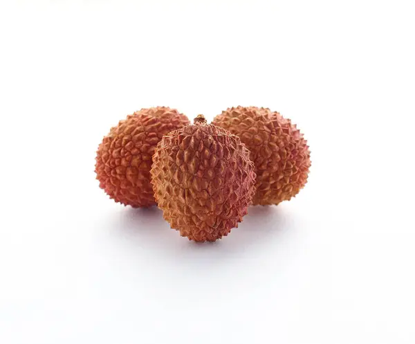 Beyaz arka planda üç koca lychees