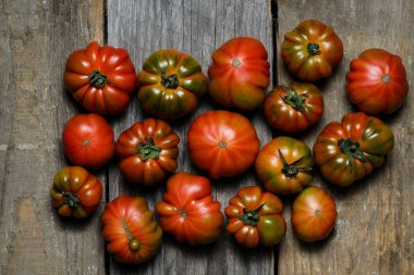 Domatesler ahşap masa üzerinde.