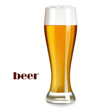 Beyaz arka planda bir bardak bira