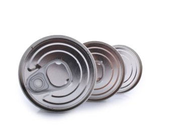 Beyaz arkaplanda izole edilmiş alüminyum kutular