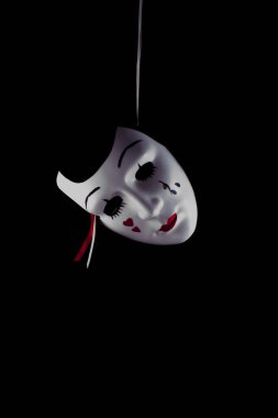 Korkunç maske siyah bir arkaplanda izole edilmiş.