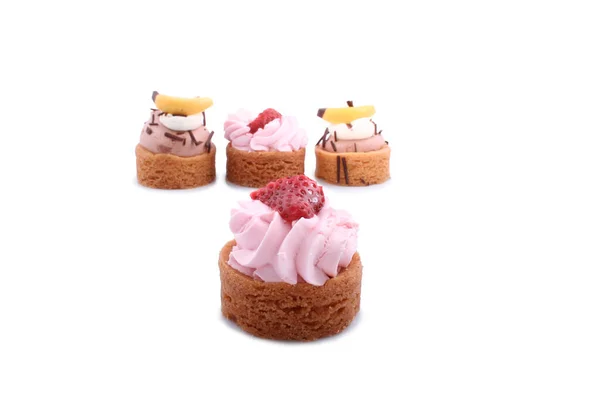 Beyaz arka planda izole edilmiş mini kek.
