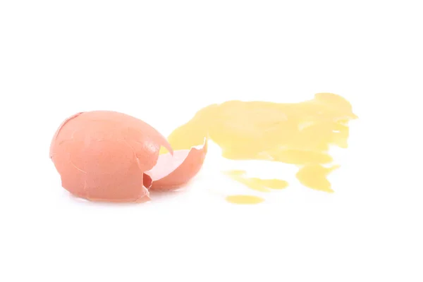 Kırık yumurta beyaz arkaplanda izole edilmiş.
