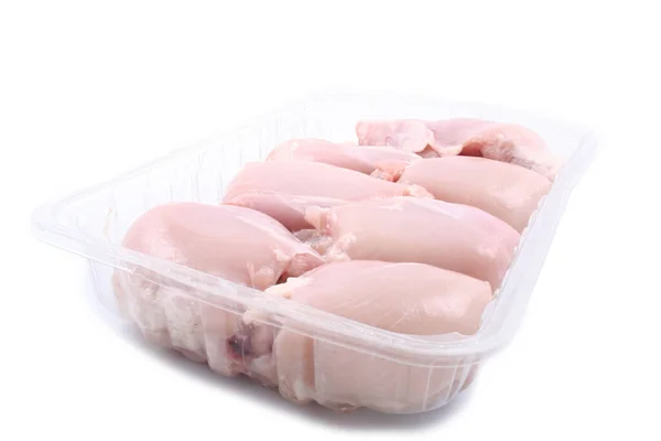 Beyaz arka planda izole edilmiş tavuk budu.