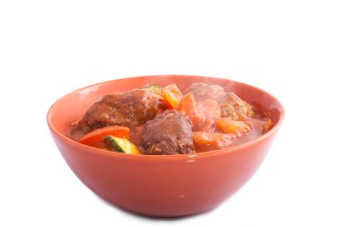 Kofta beyaz arka planda izole kırmızı kase