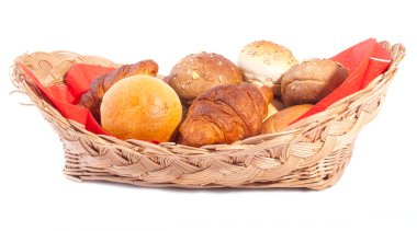 Beyaz bir sepetteki ev yapımı mini ekmek.