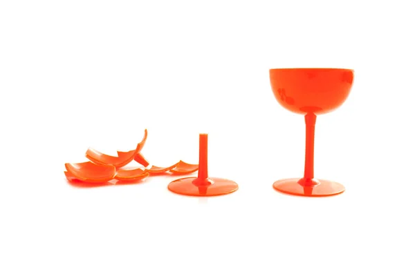 Kırık şarap kadehi, beyaz şarap bardağının yanında.