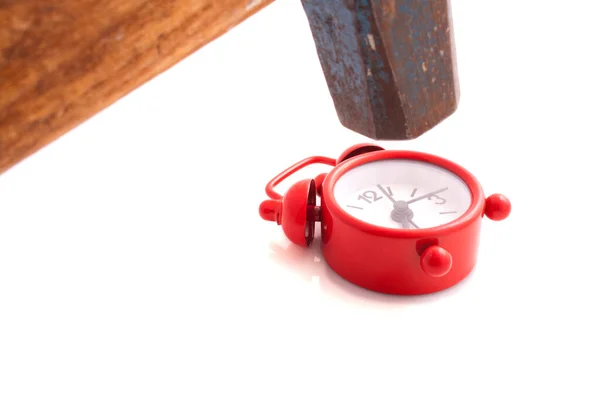 Çekiç, beyaz arkaplanda izole edilmiş alarmı çalar