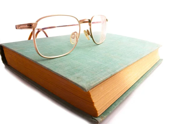Beyaz arka planda gözlüklü eski bir kitap