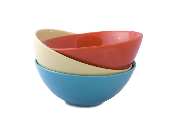 beyaz arkaplanda izole edilmiş istiflenmiş kaseler