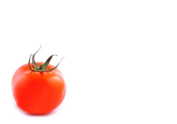 Kırmızı domates beyaz arka planda izole edilmiş.