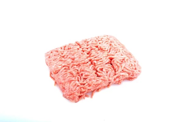 Beyaz arka planda doğranmış sığır eti.