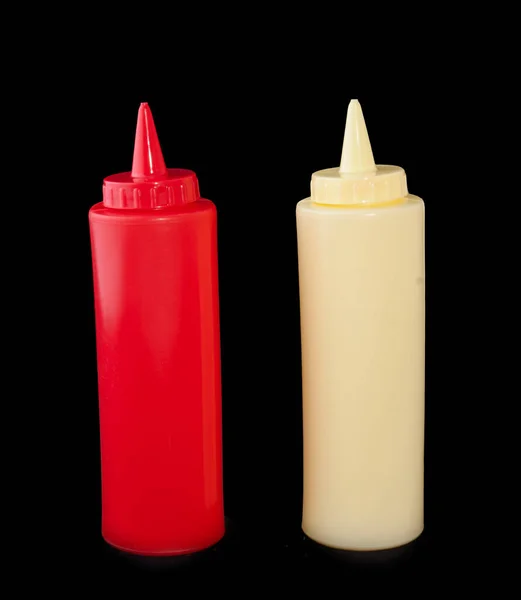 Siyah şişedeki sarımsak ve sambal.