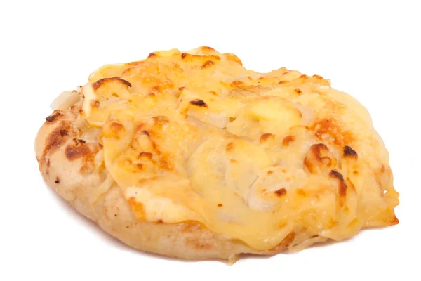 Fırından soğan ekmeği beyaz üzerine izole edilmiş.