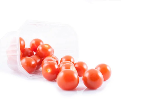 Beyaz arkaplanda küçük bir domates.