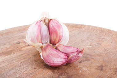 Sarımsak beyaz arka planda izole edilmiş.