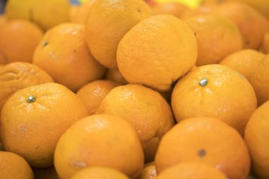 Çarşıdan bir sürü turuncu mandalina.